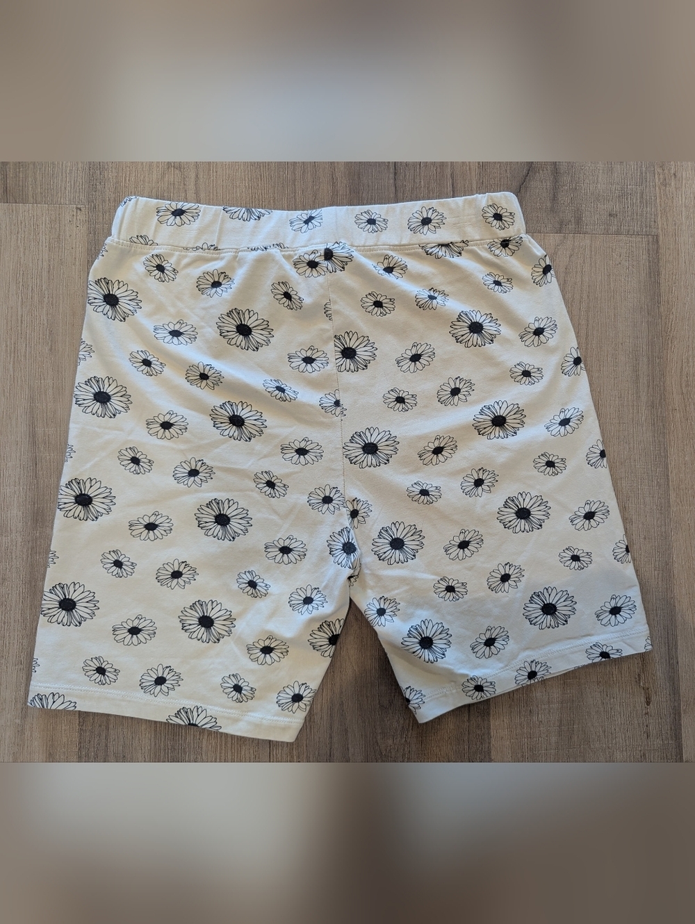 4/$40 Brunette The Label Floral Bike Shorts – Cream Daisy Print - Picture 4 of 6